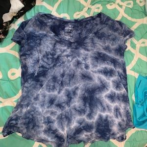 AMERICAN EAGLE BLUE TIE DYE V-NECK TOP